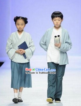 Traditional Chinese Clothing and Books Two Sets for Primary School Students