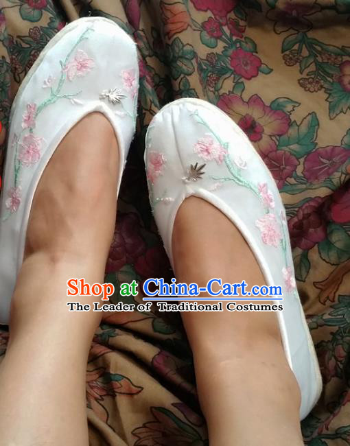 Traditional Chinese National Embroidered Shoes Handmade Bride White Satin Shoes, China Hanfu Embroidery Peach Blossom Wedding Shoes for Women
