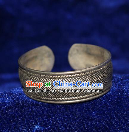 Traditional Chinese Miao Nationality Crafts Jewelry Accessory Bangle, Hmong Handmade Miao Silver Bracelet, Miao Ethnic Minority Silver Exaggerated Bracelet Accessories for Women