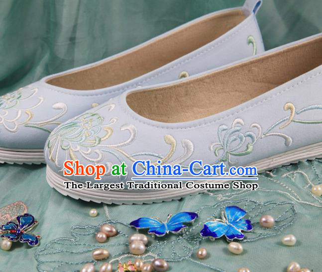 Chinese Handmade Embroidered Chrysanthemum Light Blue Cloth Shoes Traditional Ming Dynasty Hanfu Shoes Princess Shoes for Women