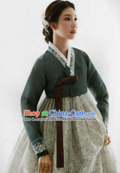 Korean Traditional Hanbok Mother of Bride Green Blouse and Beige Dress Outfits Asian Korea Wedding Fashion Costume for Women