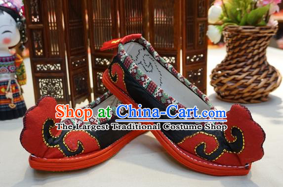 Traditional Chinese Handmade Ethnic Black Embroidered Shoes Yunnan National Shoes Wedding Shoes for Women