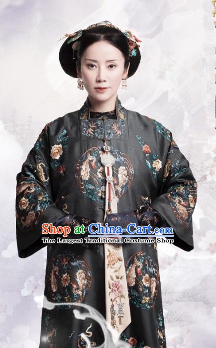 Chinese Ancient Garment Manchu Imperial Consort Apparels Black Qipao Dress and Hair Jewelries Drama Dreaming Back to the Qing Dynasty Concubine De Costumes