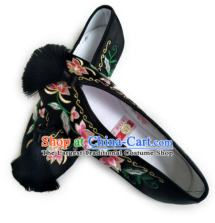 China Classical Wedding Xiu He Shoes Traditional Black Satin Shoes Embroidered Flowers Shoes