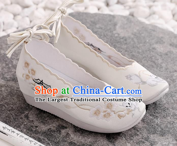 China Embroidered Plum Blossom Shoes National White Cloth Shoes Traditional Tang Dynasty Princess Shoes