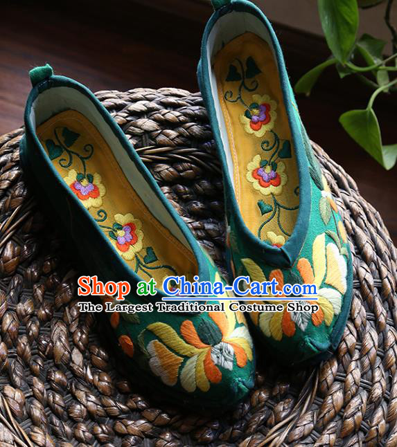 Chinese Traditional Folk Dance Shoes Yunnan Ethnic Woman Shoes Hand Embroidered Green Cloth Shoes