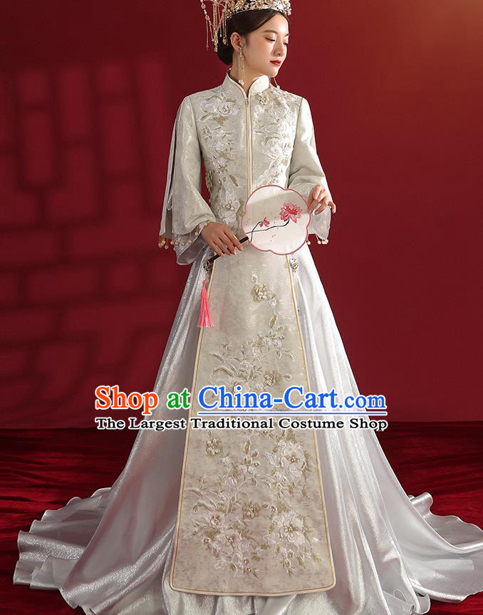 China Traditional Wedding Costumes Classical Embroidered White Xiuhe Suit Bride Dress