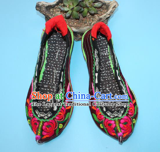 Chinese Traditional Dark Red Embroidered Shoes Yi Nationality Dance Shoes Handmade Yunnan Ethnic Shoes