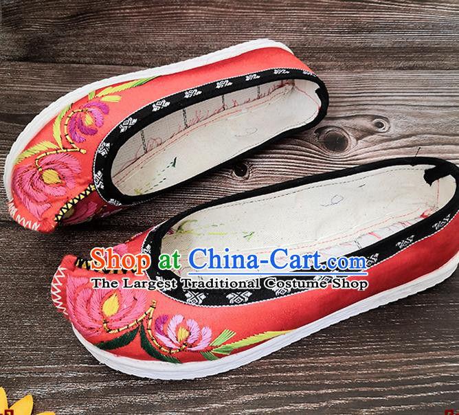 Handmade China National Woman Strong Cloth Shoes Yunnan Ethnic Red Satin Shoes Wedding Bride Embroidered Shoes
