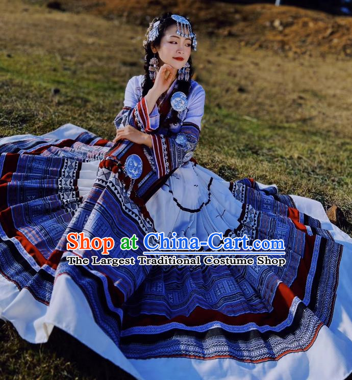 Yunnan Miaojiang Exotic Girl White Suit Ethnic Style