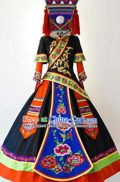 Yi Nationality Dresses Up Ethnic Minority Costumes In March 3rd Catwalk Show Costumes In Yunnan