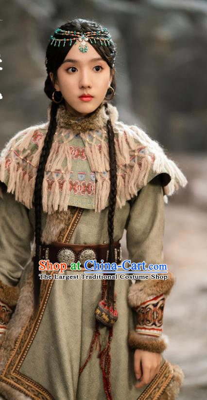 China Ancient Ethnic Lady Garment Costumes Mystery Drama Young Blood Swordswoman Pei Jing Clothing and Hair Jewelries Complete Set