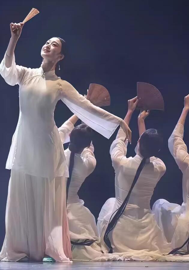 Fan Dance Costume Fragrant Fan Hiding Spring Performance Outfit Chinese Women Group Dance Outfit