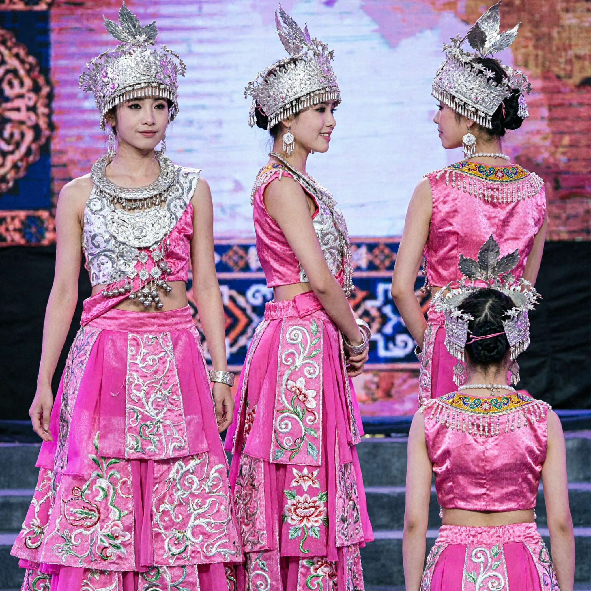 Traje de Dança da Minoria Miao Chinesa Rosa para Mulheres com Headdress de Prata para Performance Tradicional - Asian Costume