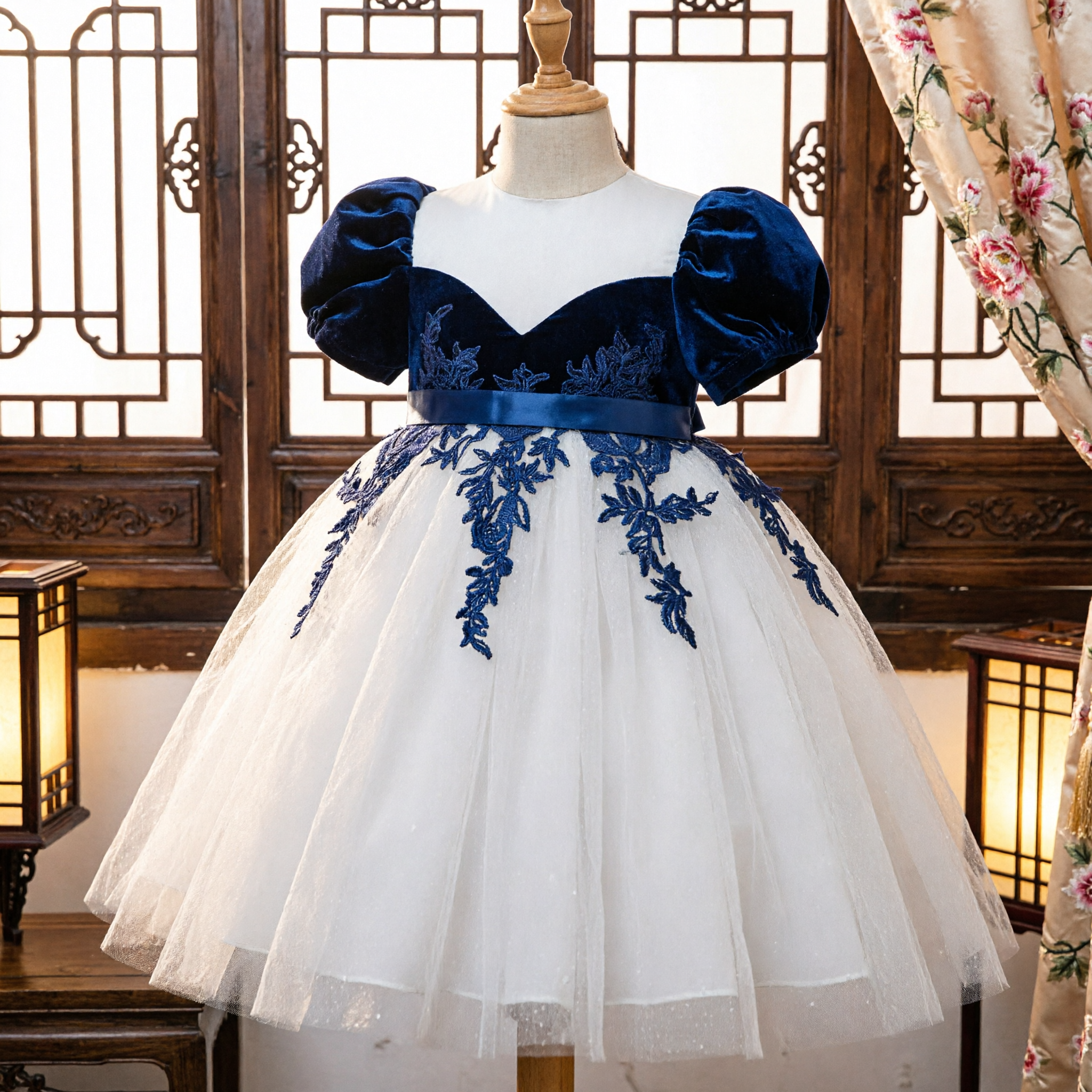 Abito da Damigella Elegante Blu Marino con Corpetto in Velluto per Bambini, con Gonna in Tulle Bianco e Ricamo Floreale - Asian Costume