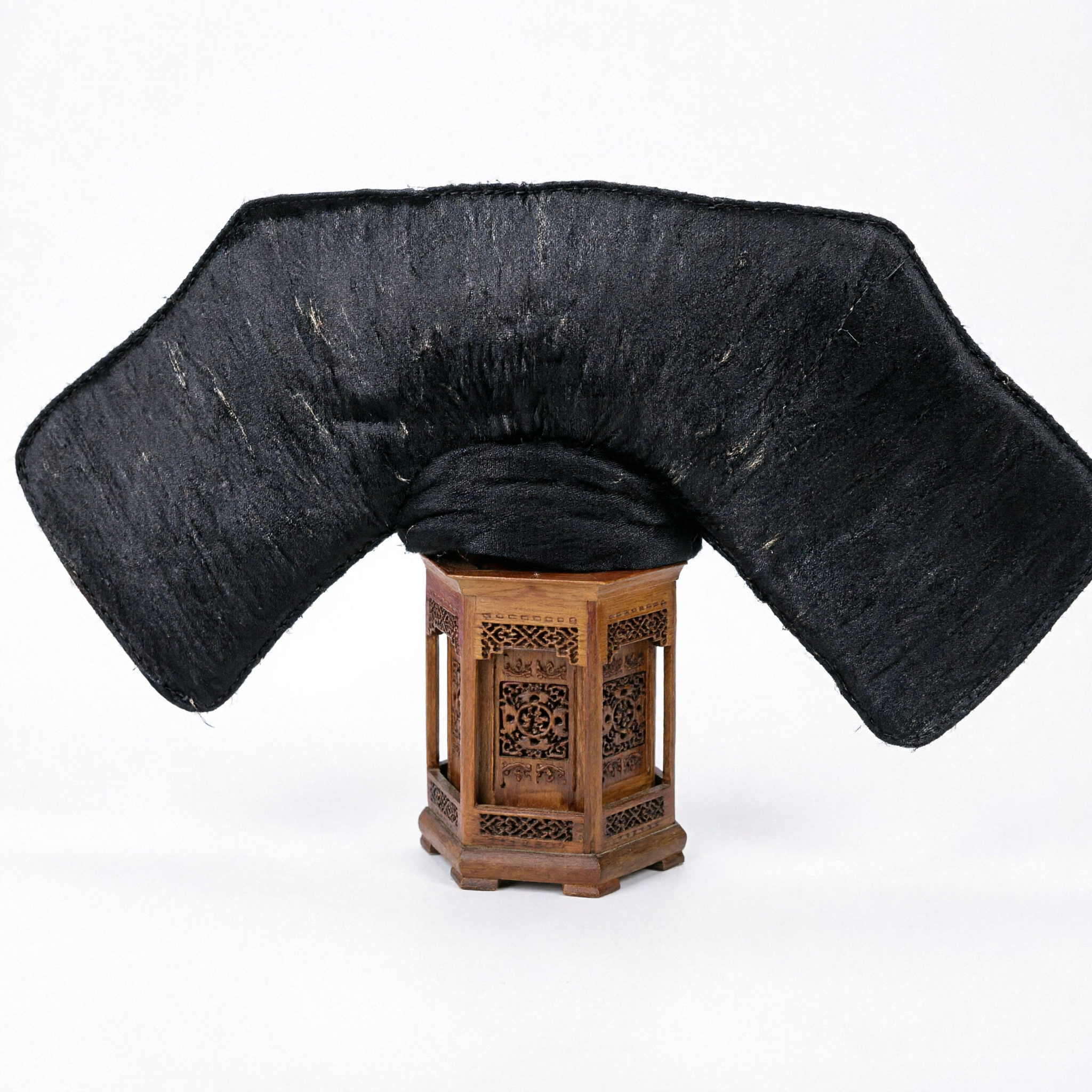 Accessorio per Costume: Headdress Tradizionale Cinese dell'Opera di Pechino in Crine di Cavallo Nero con Ali, per Costume Ufficiale della Dinastia Qing per Uomini - Asian Costume