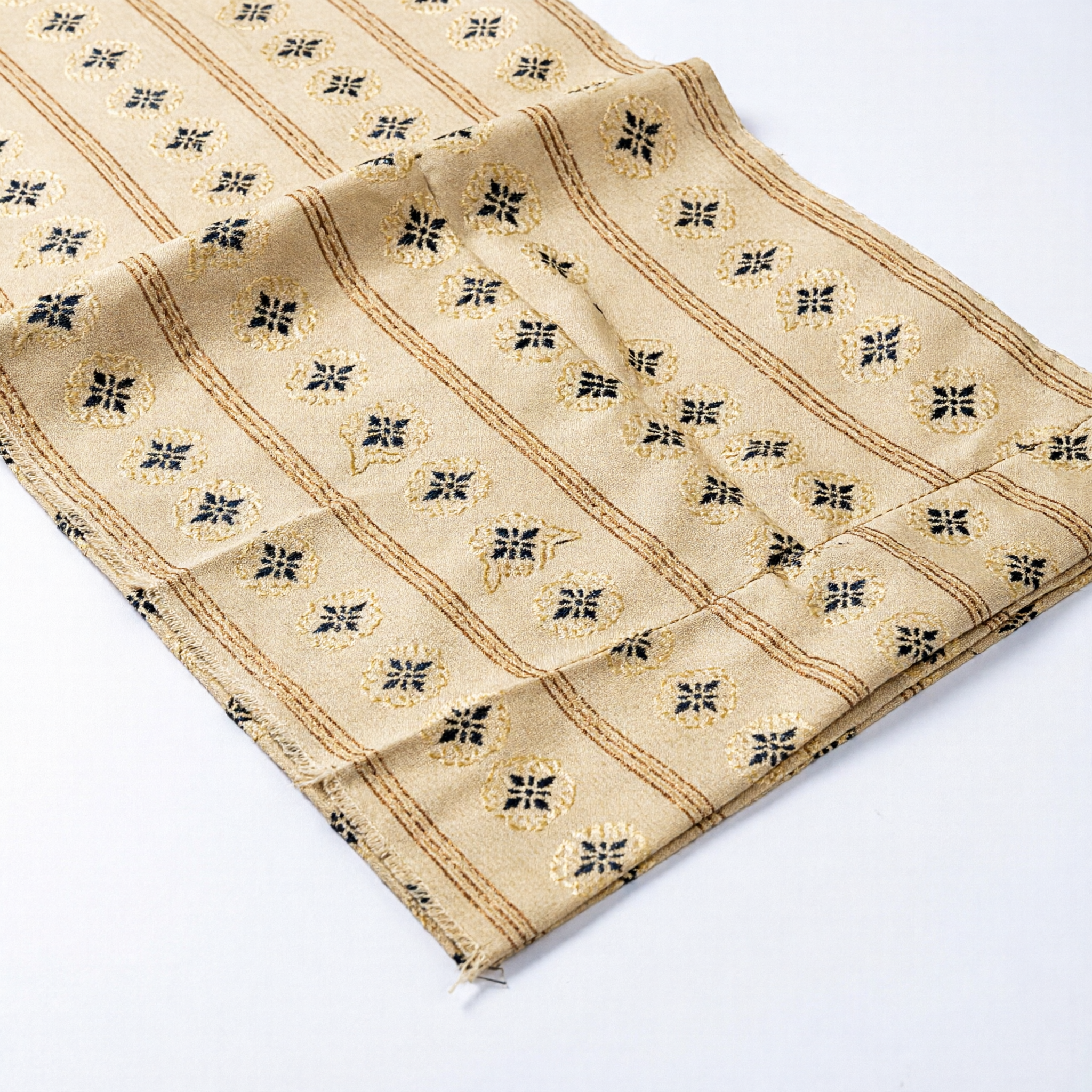 伝統的なアジアのシルク生地、ベージュ花柄模様、タイのサロンスカートと文化衣装作り用素材 - Asian Costume